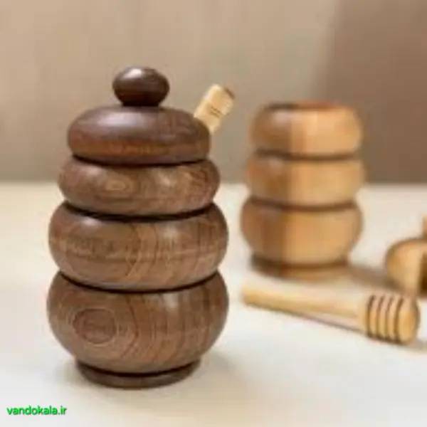 ظرف عسل خوری چوب گردو مدل کندویی با قاشق چوبی ظرف عسل خوری چوب گردو مدل کندویی به همراه قاشق چوبی مناسب سرو عسل و شیره