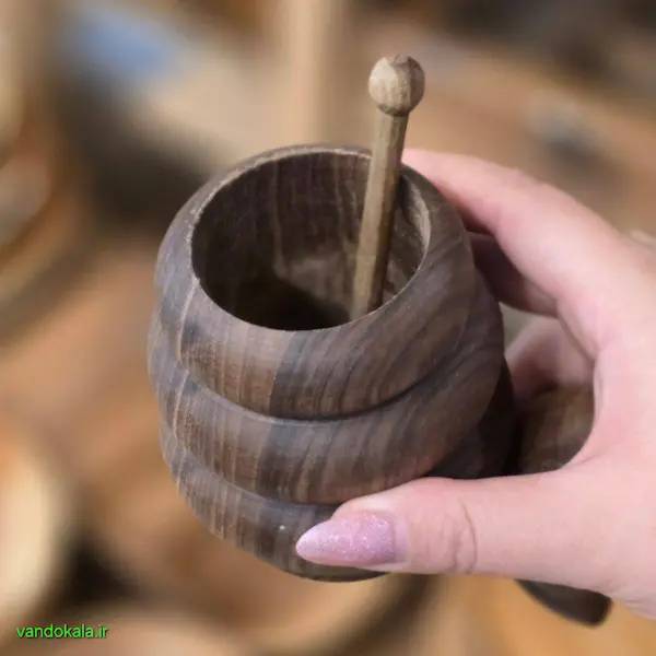 نمای داخلی ظرف عسل خوری چوب گردو با قاشق چوبی نمای داخلی ظرف عسل خوری چوب گردو به همراه قاشق چوبی برای نمایش فضای داخل محصول